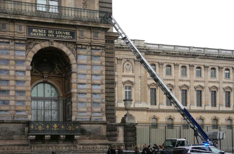 Furto al Louvre, fermati due sospettati. Stavano fuggendo in Algeria e Mali