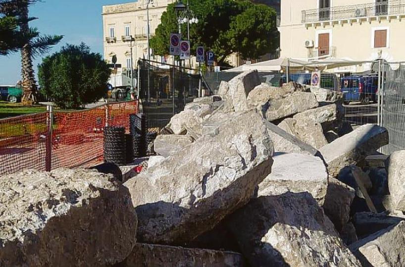 Taranto, l'appello per i lavori in Piazza Castello: «Salvate le chianche prima che le rubino» 