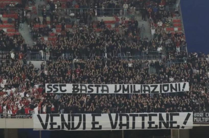 Bari, la contestazione dei tifosi al San Nicola: striscioni e fischi contro società e presidenza