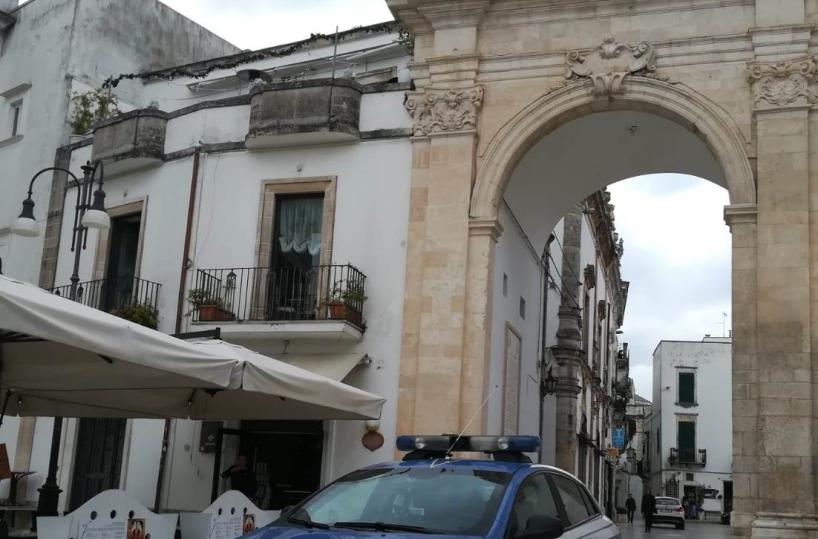 Martina Franca, prende a calci un cane e cerca di aggredire i poliziotti: arrestato 31enne