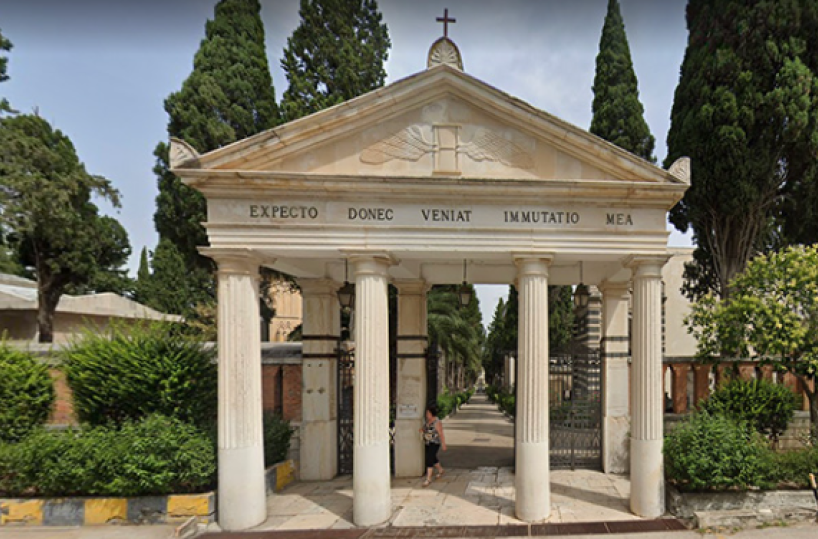 Lucera, il cimitero è rimasto senza mezzi. Il Comune ai cittadini: entrate con le vostre auto