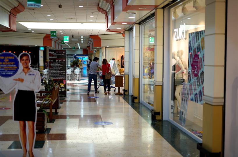 Monte Sant'Angelo, paura al Centro Commerciale Gargano: banda rapina una gioielleria e fugge sulla SS89