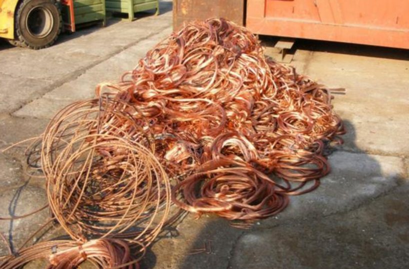 Bitonto, ruba i cavi di rame e li rivende: 40enne incastrato dalla polizia