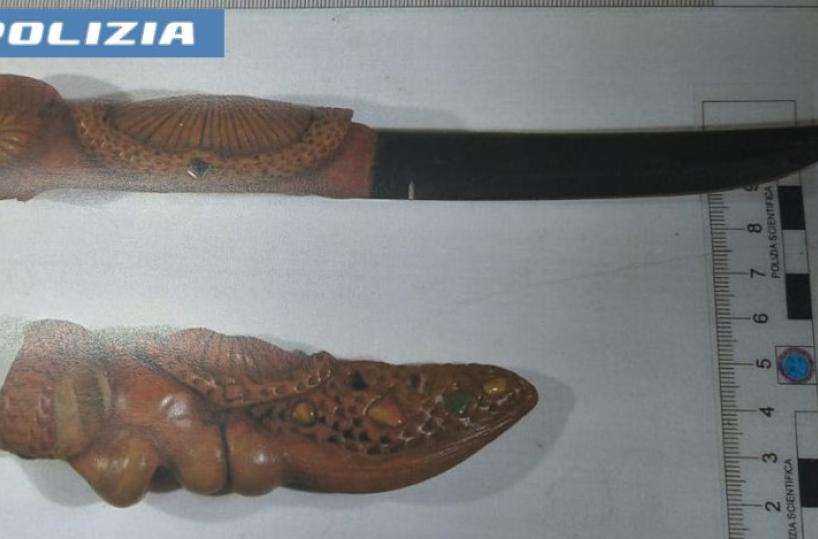 Litiga con i vicini per la musica alta, poi si innervosisce e tenta di accoltellare poliziotto: follia in centro a Taranto