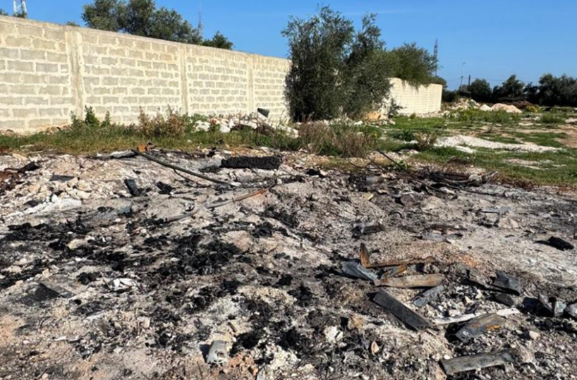 Scoperta discarica abusiva a Carbonara: due uomini denunciati, davano fuoco anche a rifiuti speciali