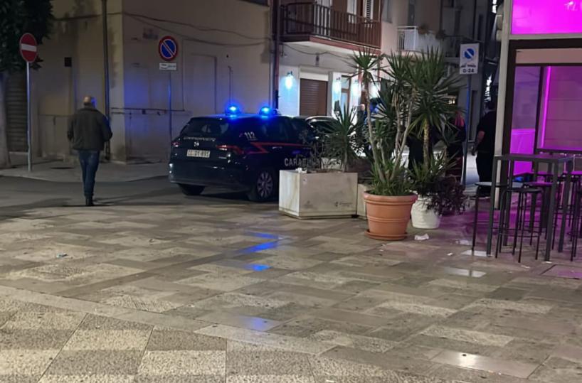 Paura ad Apricena, spari vicino alla villa comunale: un uomo ferito a una gamba