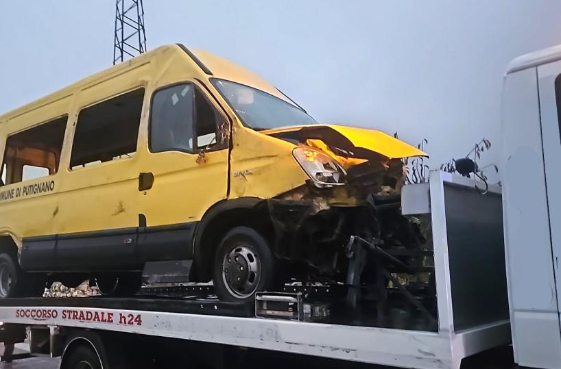 Strage sfiorata a Putignano: scuolabus si ribalta sulla SP58, aveva appena lasciato i bimbi. Ferita un’accompagnatrice