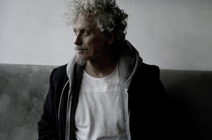 Niccolò Fabi porta a Bari la poesia di «Libertà negli occhi»: un viaggio tra emozioni, silenzi e condivisione