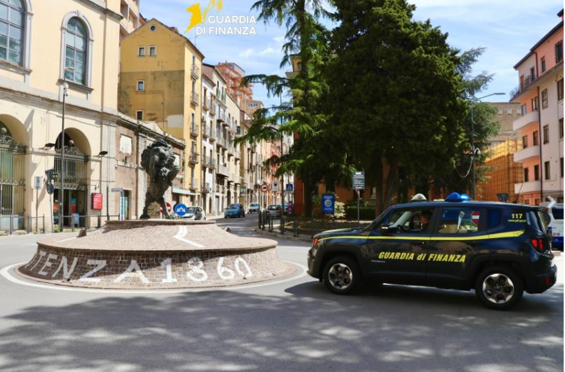 Potenza, imprenditore «socialmente pericoloso»: sequestrati beni per 480mila euro, ville, società e attrezzature per commercio auto