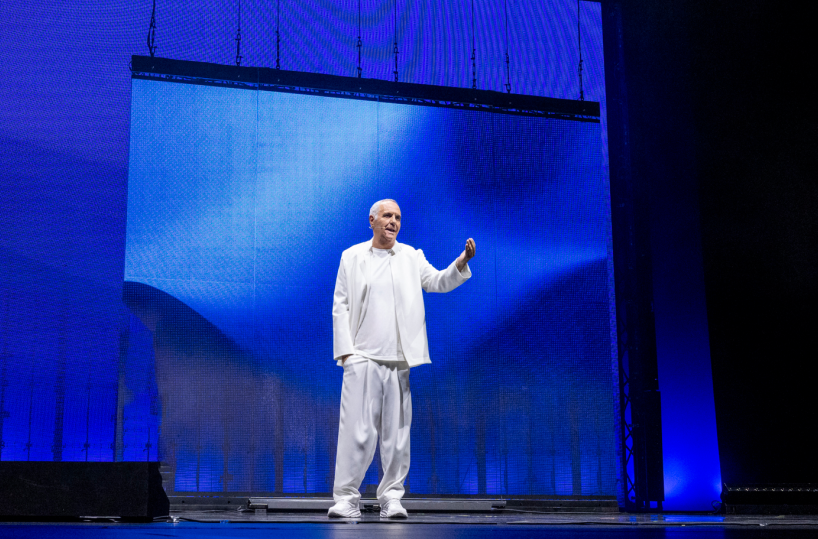 «E se domani...», Panariello ci racconta il futuro: «Renato Zero andrà sulla Luna, ma l'IA non farà mai ridere come un comico»