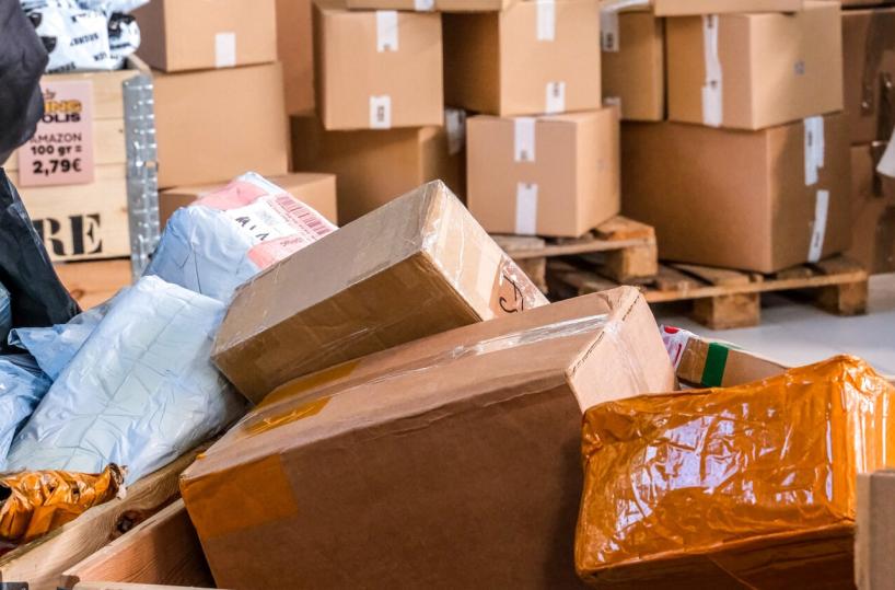 Pacchi misteriosi e shopping a sorpresa: a Casamassima arriva il fenomeno King Colis