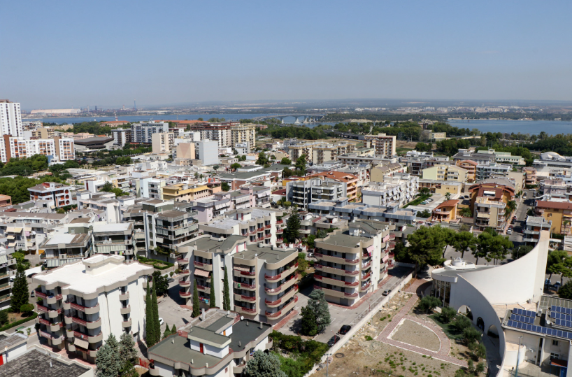 Taranto invasa da un forte odore di gas a Taranto, l’allarme dell’assessora Gravame: «Assurdo, non si può vivere così»