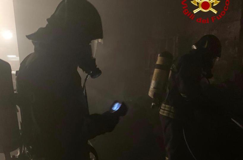 Tuturano, fiamme in un'abitazione, forse partite dal frigorifero: intervento dei vigili del fuoco