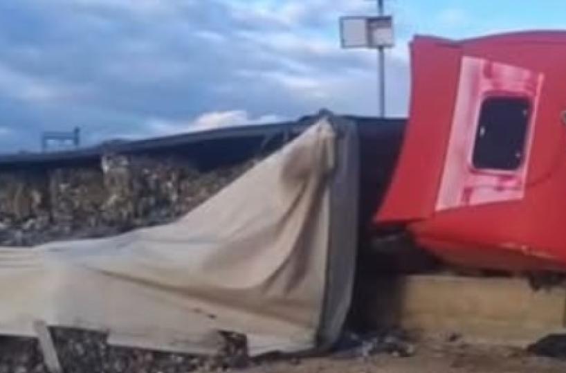 Paura a Mottola: tir si ribalta sulla Statale 100, salvo per miracolo l'autista