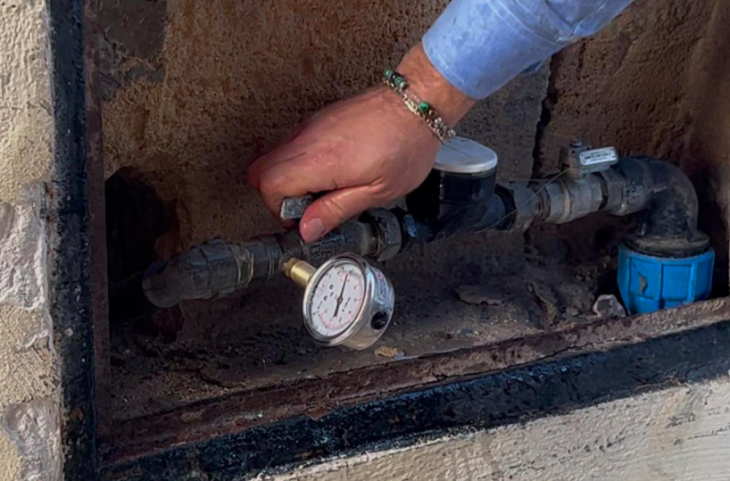 Taranto, da quattro giorni rubinetti a secco nella città vecchia: cittadini con i bidoni alle fontanelle