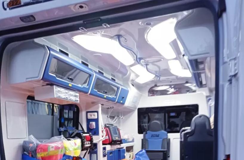 In travaglio da Carovigno a Brindisi, donna partorisce in ambulanza: mamma e figlia stanno bene. Fondamentali le bodycam