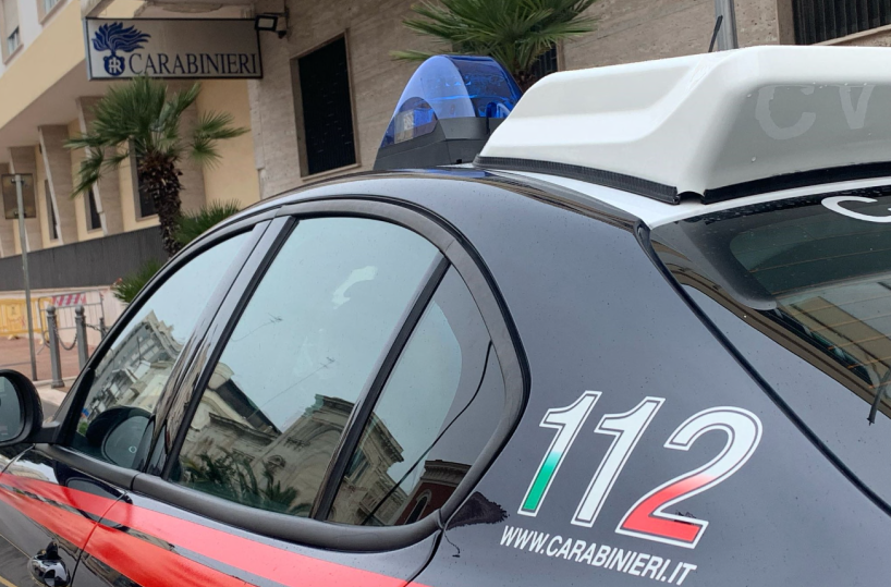 Taranto, punta il coltello contro il marito: una 43enne finisce a processo