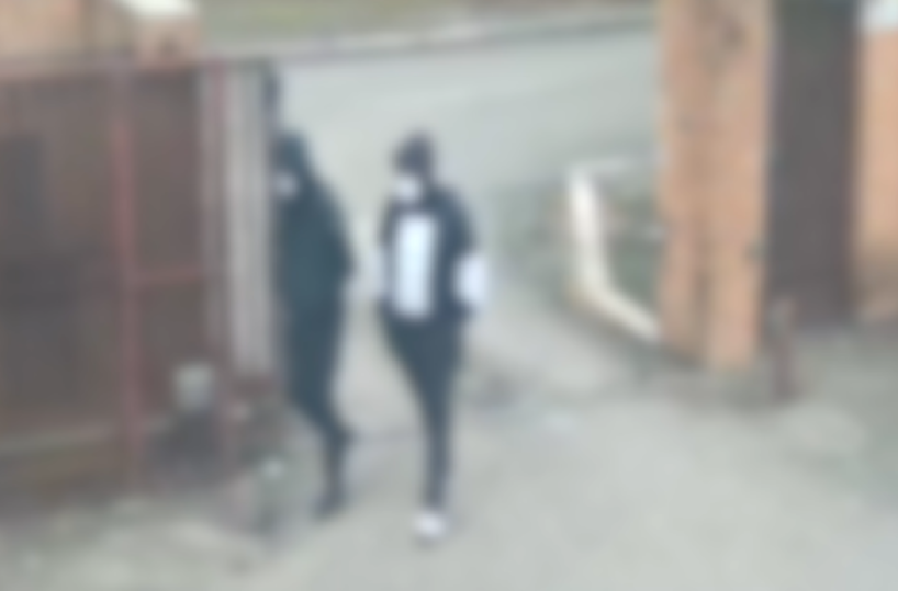 Foggia, legarono e imbavagliarono in casa una 84enne per rapinarla: i 5 arrestati fanno scena muta