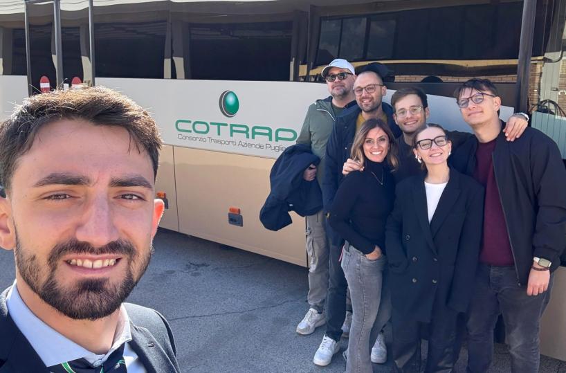 Da Milano alla Puglia gratis: ecco la «Corriera di Natale» che riunisce 47 fuorisede con le loro famiglie per le feste