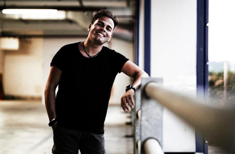 Costanzo Del Pinto torna con «L’Ultima Sigaretta»: un singolo intenso tra libertà, addii e rinascita