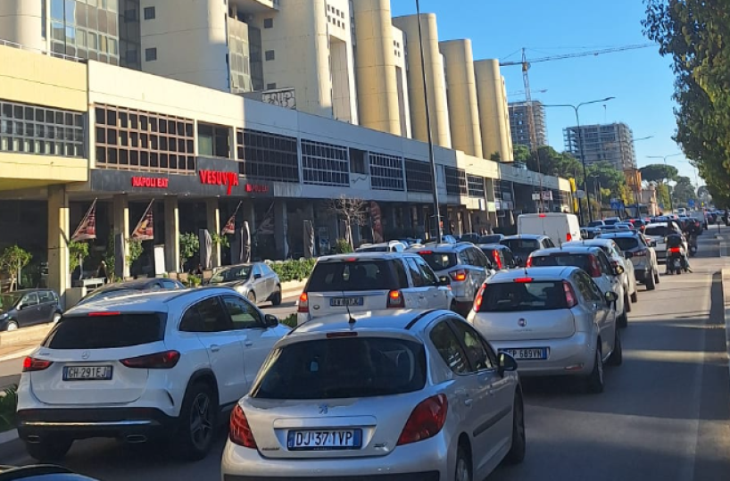 Bari, via Amendola di nuovo nel caos: traffico paralizzato anche dopo i lavori di ampliamento