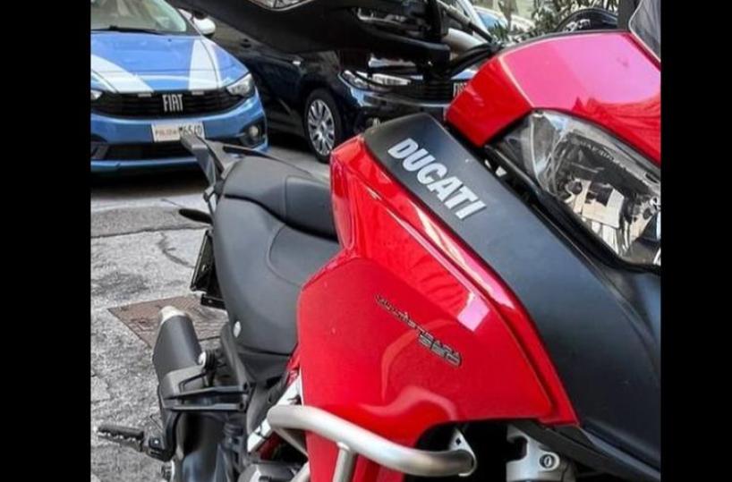 Bari, prima della rapina nel centro scommesse gioca alla slot machine: 23enne incastrato dalle impronte, è ai domiciliari 