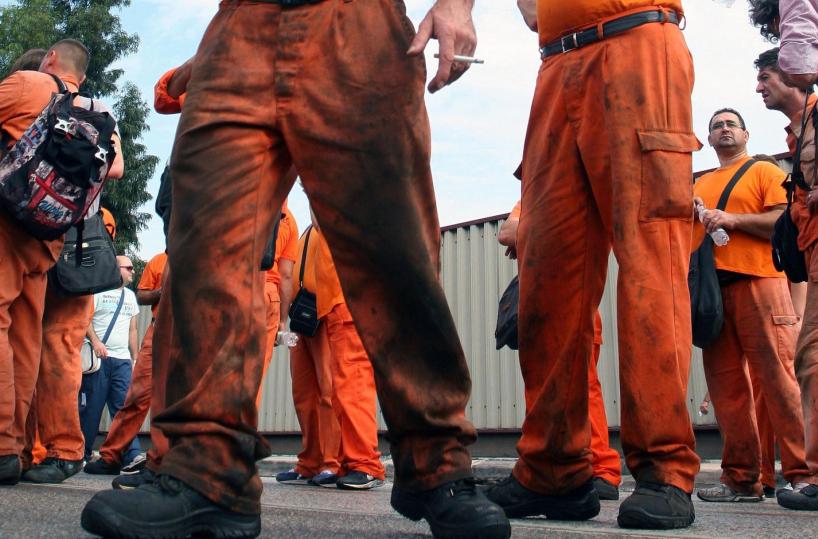 La fabbrica cade a pezzi e gli operai stanno peggio