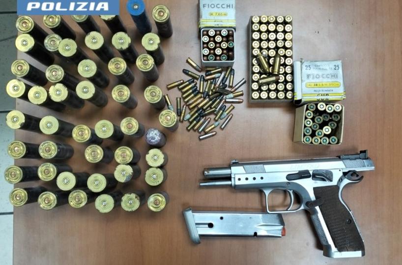 Taranto, nascondeva una pistola rubata 16 anni fa nel vano caldaia: arrestato 50enne