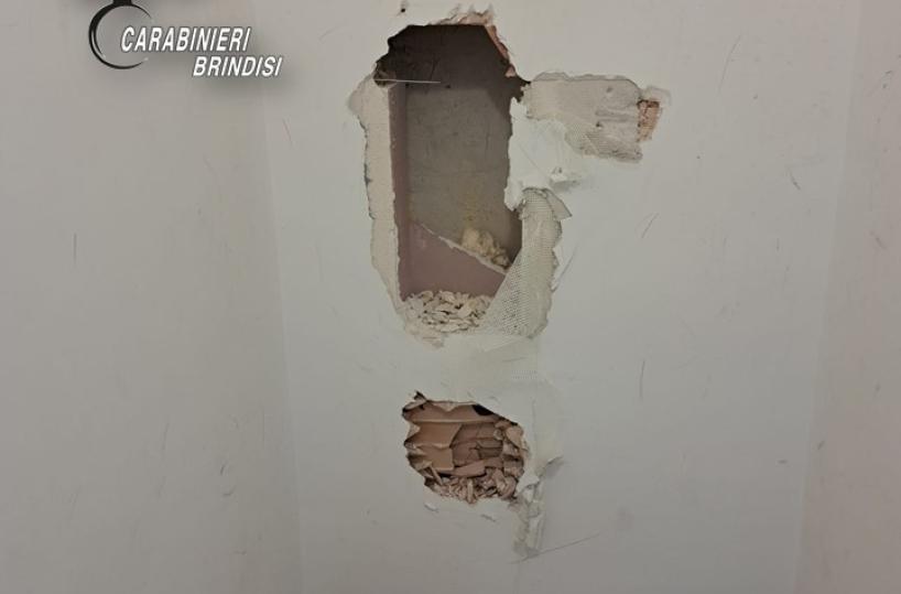 Francavilla Fontana, in casa con armi e 75mila euro nascosti nell'intercapedine: arrestato 52enne