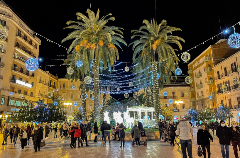 Taranto, si accendono le luminarie sul Natale più lungo d’Italia