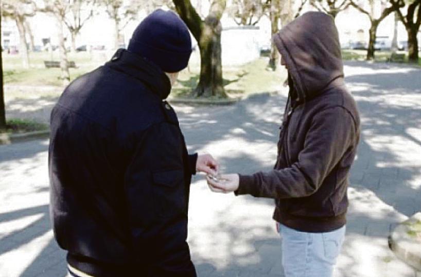 Smantellata rete di spaccio a Molfetta, 17 indagati. Uno dei pusher «oberato» di lavoro: «Questa giornata è infinita»