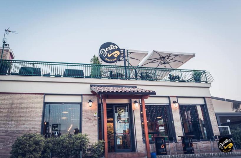 Dopo 9 anni chiude il Dexter, storico art bistrot di Bari: «Qui mostre e 1700 concerti, grazie a tutti»