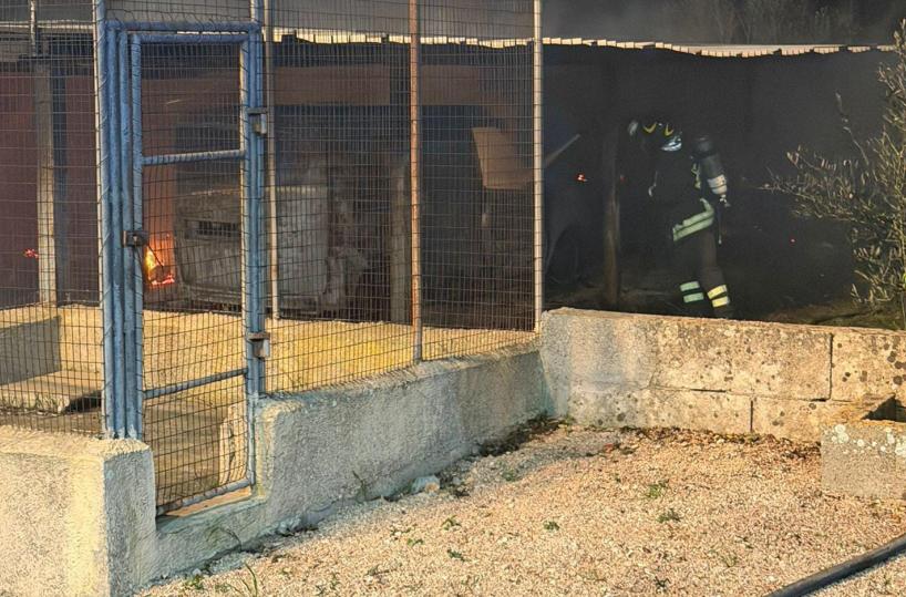 Incendio nella notte a Gagliano del Capo: distrutti deposito di ditta tessile e veicolo, salvato il capannone industriale