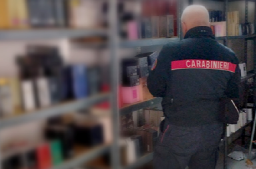 Surbo, ai domiciliari con hashish e 1600 confezioni di profumo contraffatto: arrestato 