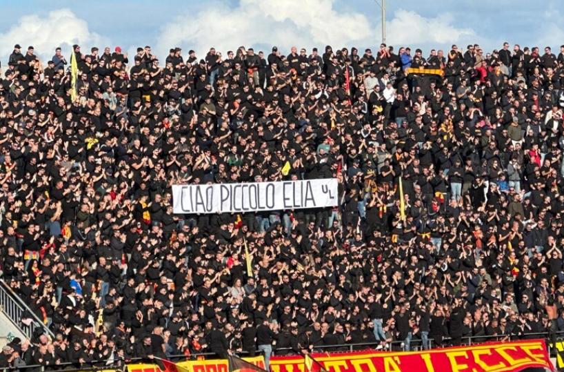 La tragedia di Calimera al Via del Mare: uno striscione degli ultrà ricorda il piccolo Elia ucciso dalla mamma