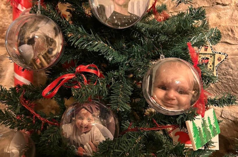 Celle San Vito, i volti dei bimbi decorano l&rsquo;albero di Natale del borgo pi&ugrave; piccolo della Puglia