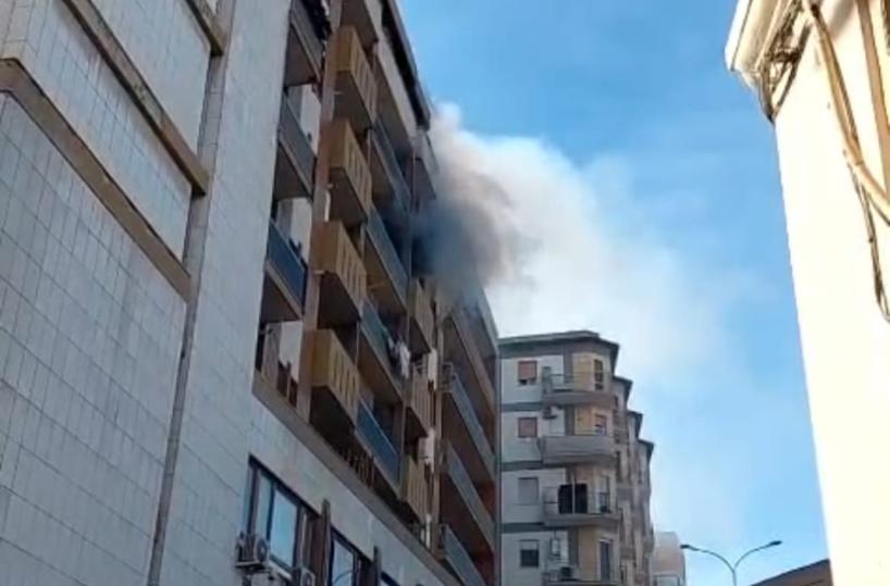 Paura in pieno centro a Foggia: scoppia l'incendio in un appartamento, salvata una donna