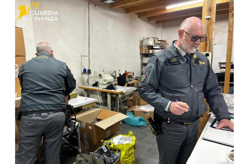 Andria, sequestrato laboratorio abusivo di moda contraffatta: merce con marchi falsi e lavoratrici in nero