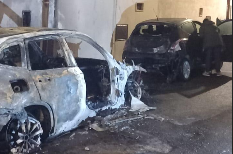 Laterza, incendio nella notte distrugge auto del consigliere comunale Minei: danneggiata anche la vettura della moglie