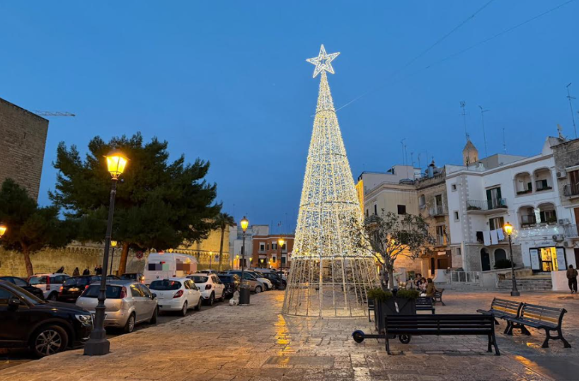 Bari, vandalizzati due alberi luminosi di Natale a Barivecchia e a Palese