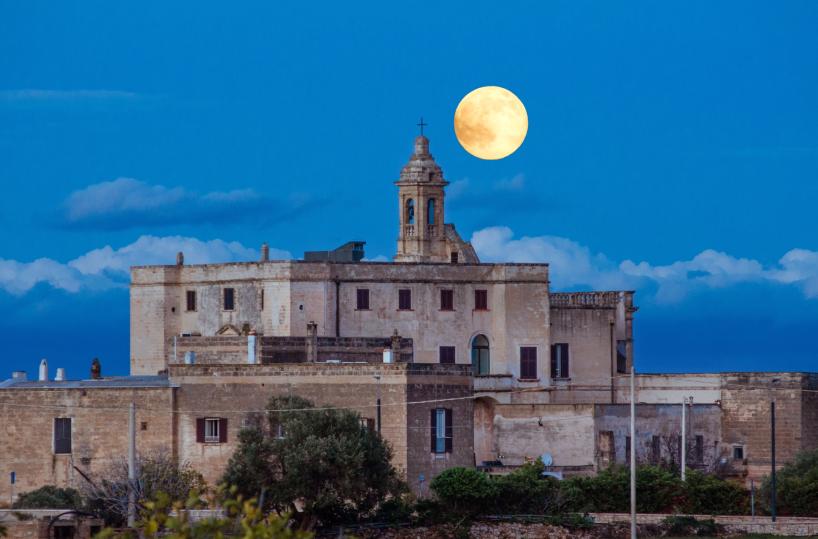 La Superluna Fredda illumina Polignano: lo scatto sull'Abbazia di San Vito