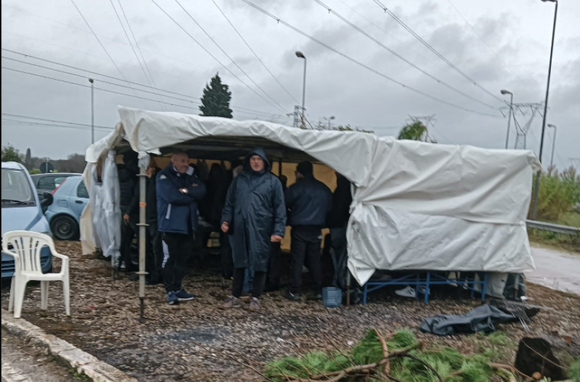 Brindisi, prosegue la protesta dei lavoratori dell’indotto Enel: presidio giorno e notte anche sotto la pioggia