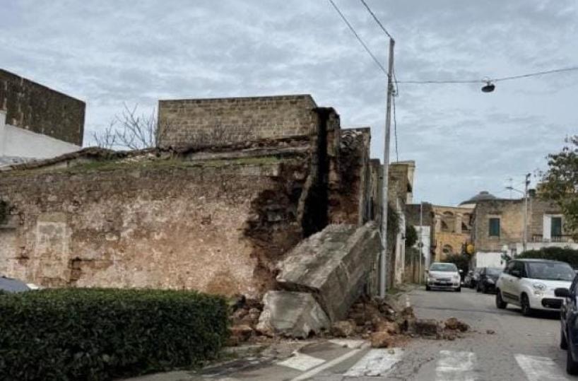 Alessano, crolla una vecchia abitazione in pieno centro: non ci sono feriti
