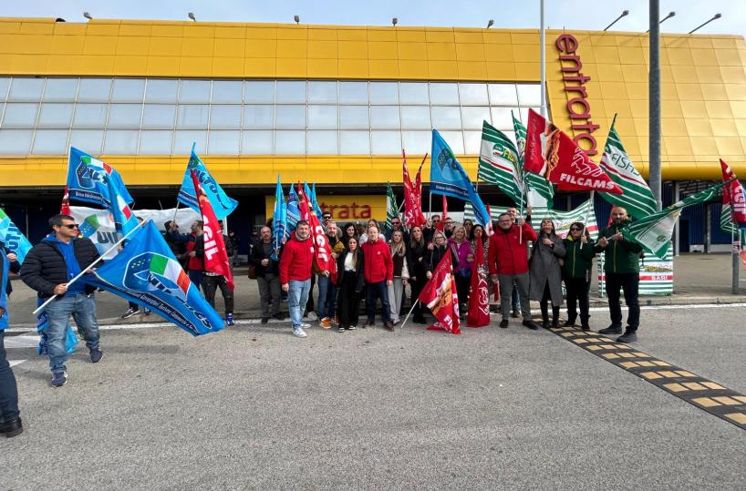 Anche a Bari dipendenti Ikea in sciopero: «Contratto scaduto da sei anni»
