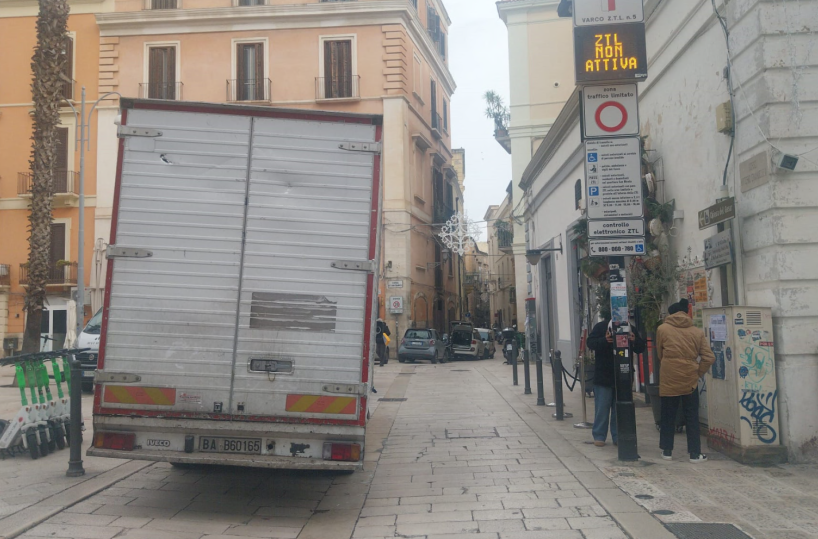 Bari, nuova Ztl, «soliti» problemi: il cambio di rotta non elimina i parcheggi selvaggi