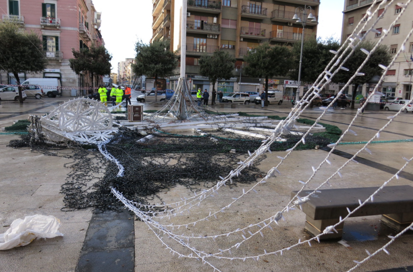 Barletta, albero di Natale spazzato via dal vento: «Nessuno ha pensato alla sicurezza»