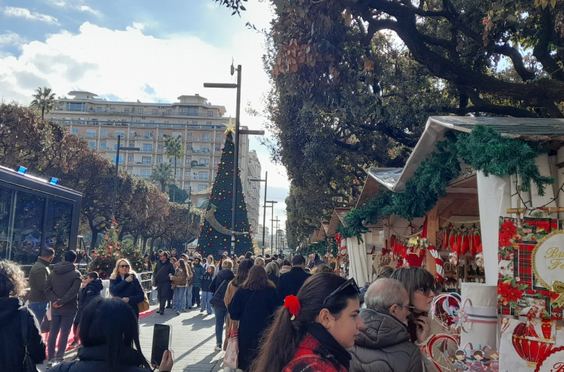 Bari, è partito lo shopping di Natale: pienone in centro, tutti in cerca del regalo perfetto