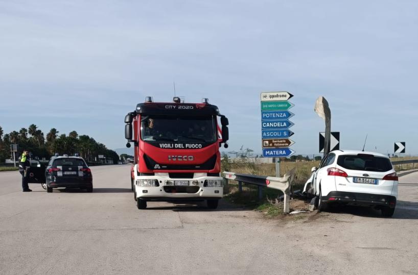 Perde il controllo dell’auto e si schianta sul guardrail in direzione Candela: conducente illeso