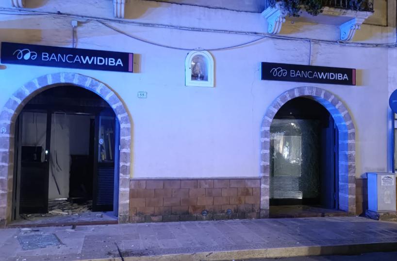 Palagiano, banda fa esplodere bancomat in corso Vittorio Emanuele: ladri via col bottino