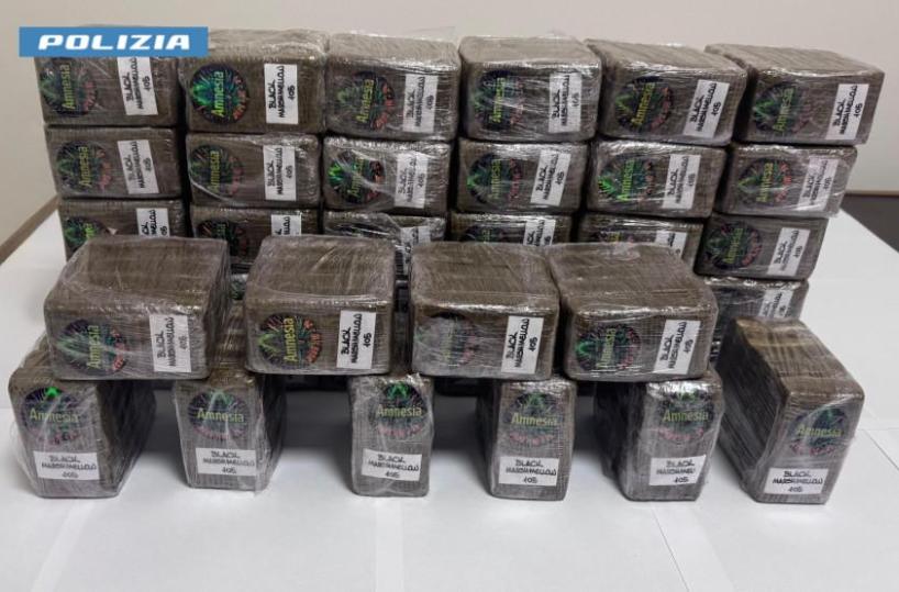 In macchina con 20kg di hashish: arrestato a Francavilla 22enne incensurato, il carico per le piazze di spaccio di Lecce e Brindisi